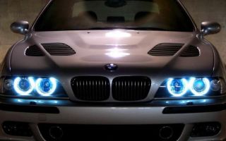 Occhi angelici nelle farovete sull'auto: vista, mappamondo, compartimento o dirigiti