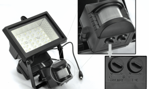 Hvordan setter du opp bevegelsessensoren (følsomhet, tid, lysstyrke)