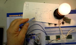 Bật nhẹ đèn từ nút đã nhấn (sơ đồ, thiết bị)