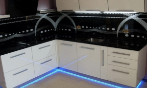 Opzioni per l'illuminazione della cucina: come orientare il LED