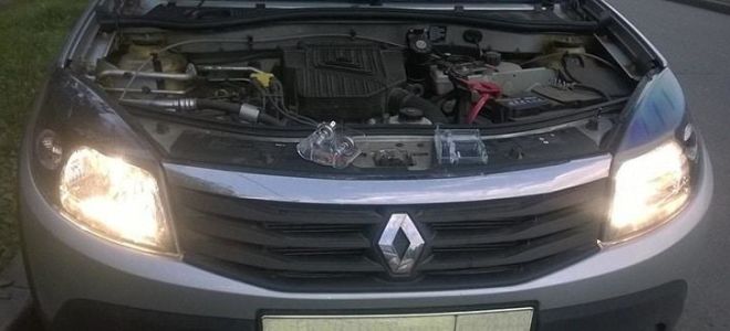 Cambio per una lampata per una linea leggera su una Renault Sandero: all'occorrenza