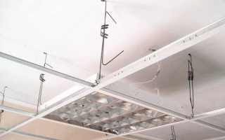 安装在 Tavana armstrong 的一盏灯上