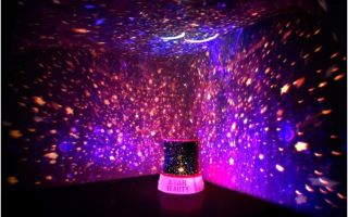 星空下的夜晚很亮：投影仪后面的灯，自己对着