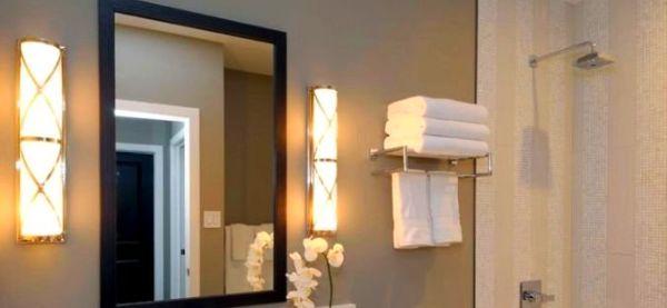 Đèn tường phía sau nhà tắm với ánh sáng tán xạ