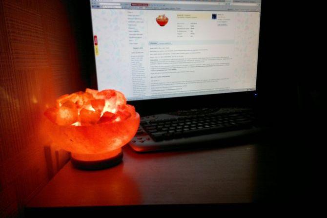 Đèn mặt trời gần máy tính xách tay