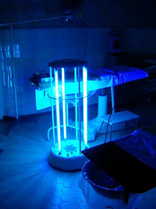 Bakteriedrepende lampe på operasjonsstuen