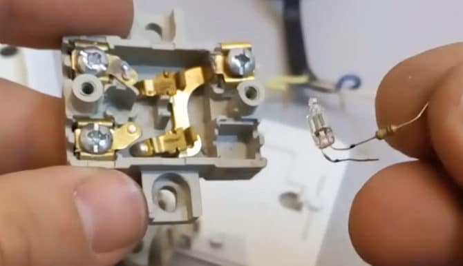 Årsak til å blinke på LED-lyset, noe lys er av og hvordan kan jeg fikse det