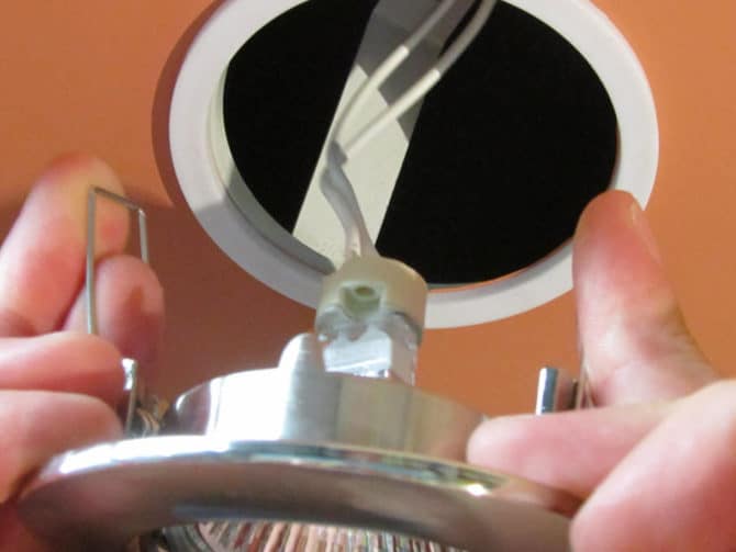 Installazione, asta di illuminazione nel muro