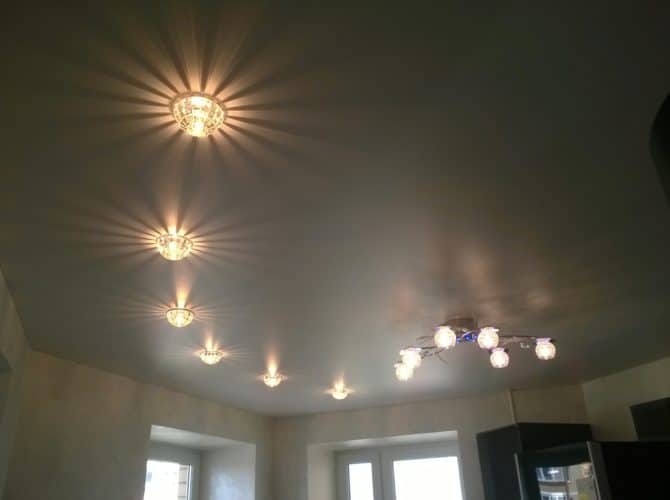 lampi, fissare kam tavana