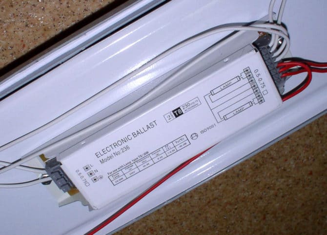 电子镇流器、mountiran 直接进入照明体、osigureva 启动器并在两个功率为 18 W 的荧光管上工作