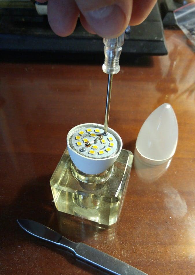 skrue, holder et skjerf