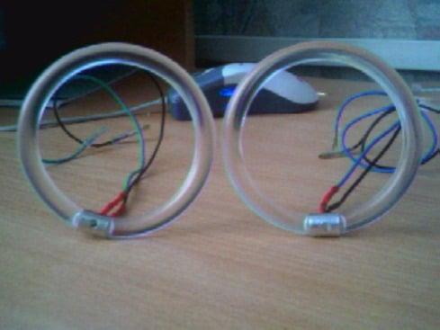 đôi mắt thiên thần bên phải