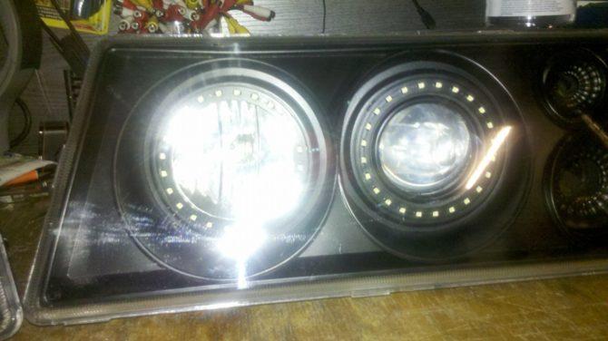 Được sử dụng trên đèn pha do nhà máy sản xuất