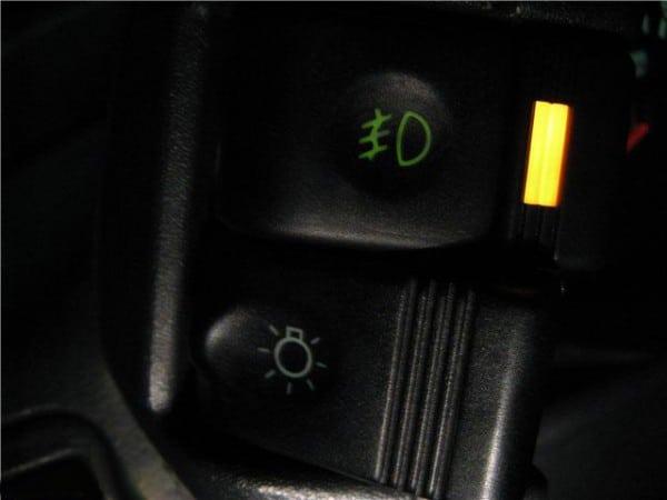 VAZ 2110面板上的Butoni