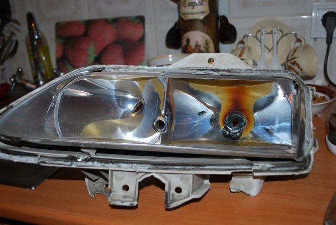 danni al riflettore sul faro dell'auto