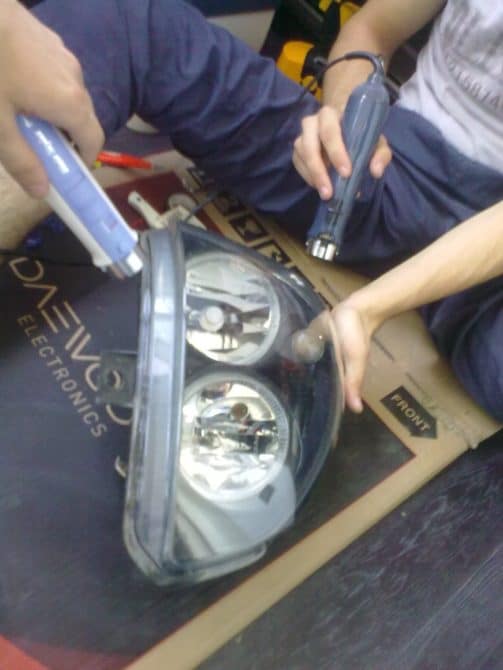 Bước sang một bên kính từ đèn pha trước khi bò vào phiên