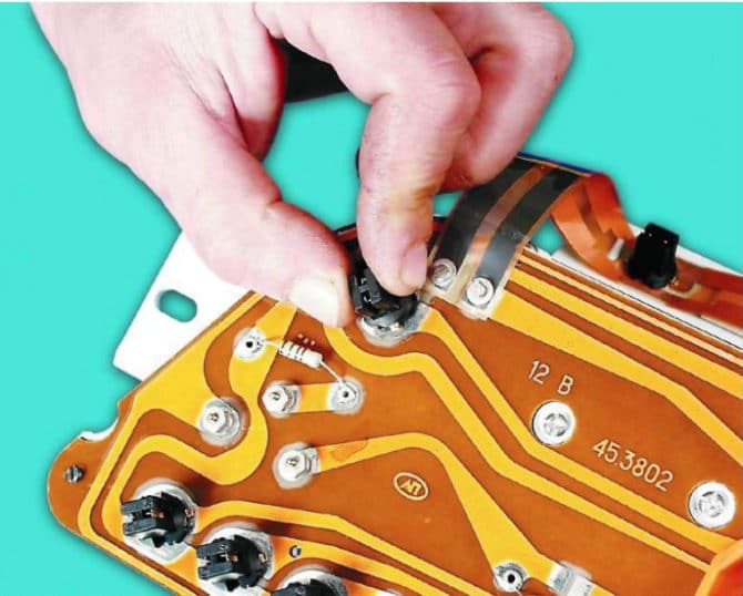 Izvadame lampata cùng với tổ