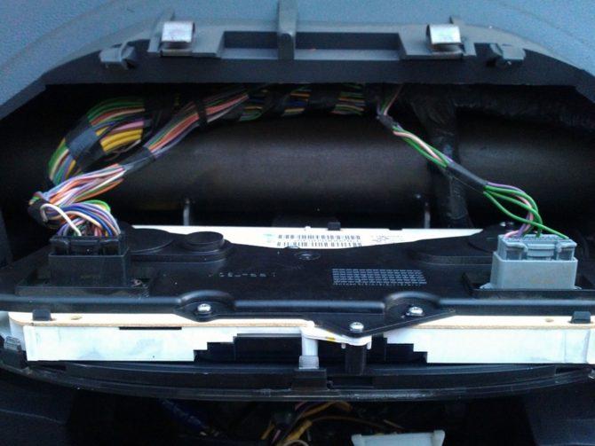 Conservare i connettori sul pannello Renault Logan