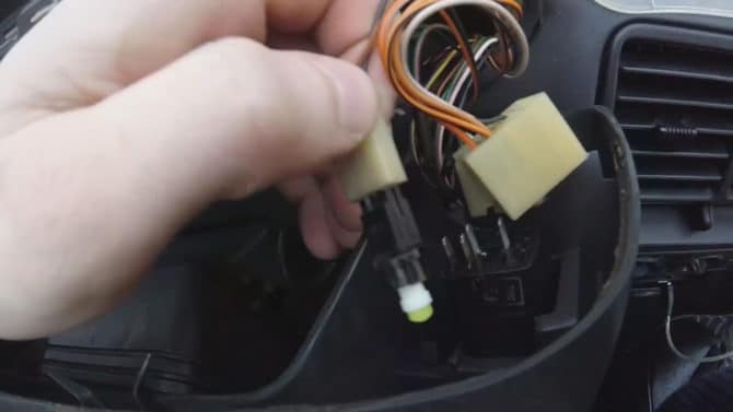 dây dẫn và công tắc trên butoni ở băng trang trí trên cùng