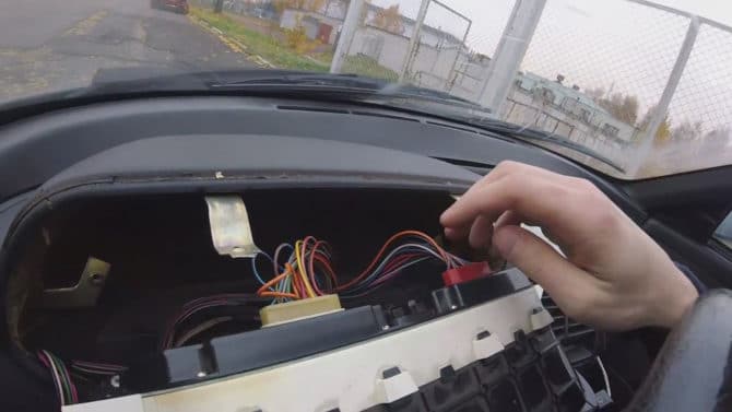 Conzolata ima là dây dẫn đủ để thay đổi phích cắm điện