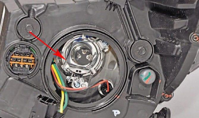 Gắn đèn pha Kia Rio