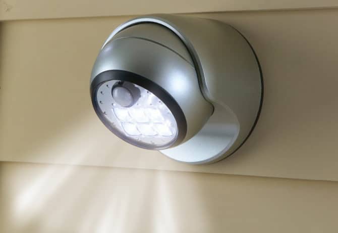 带运动传感器的自供电 LED 灯体，电池供电