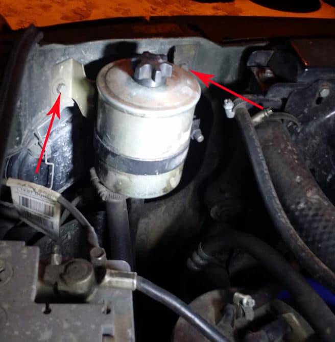 Avvitare il serbatoio sul servoamplificatore