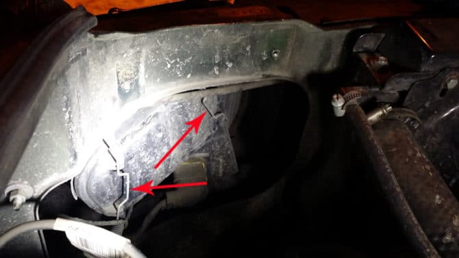 fissato al cappuccio sul portello