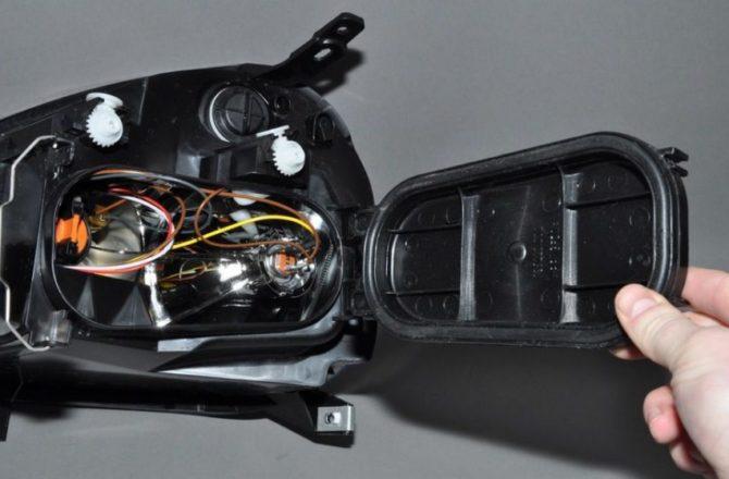 Predpazen kapak cho đèn pha Priora