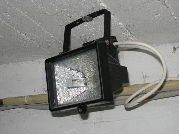 faretti alogeni in garage