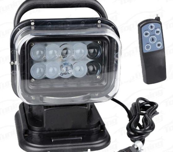 accendendo tutti i riflettori con telecomando