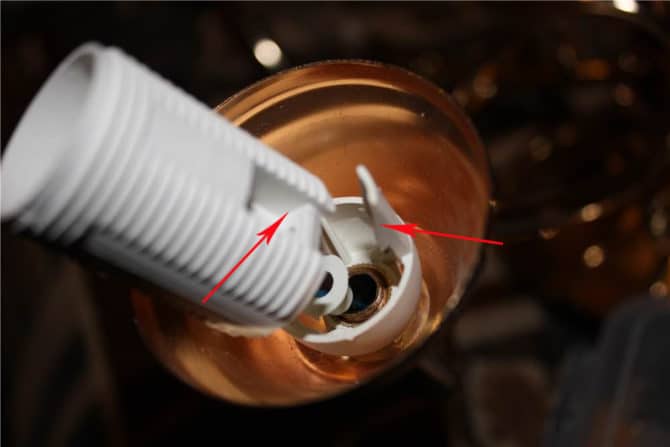 用钥匙固定在腔室上