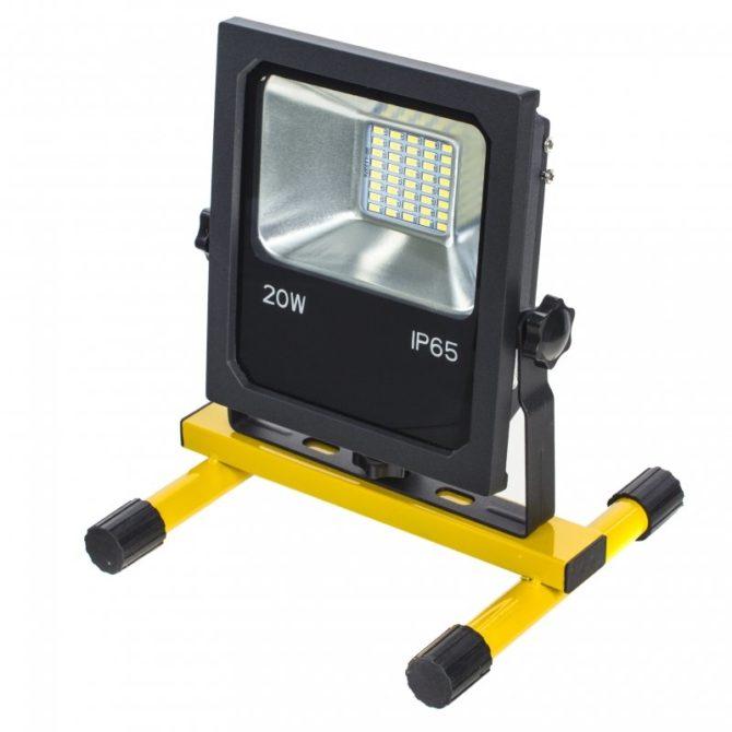 Valutazione su faretto LED a batterie