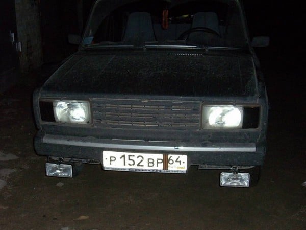 安装在 VAZ 2107 under armor 雾灯前灯上