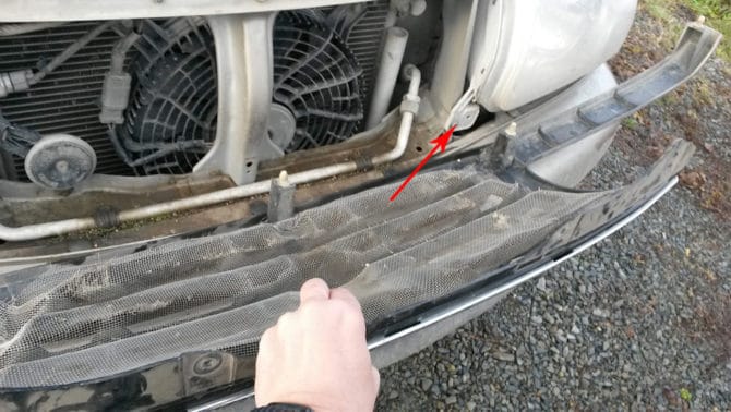 bắt vít vào đèn pha trên Suzuki Grand Vitara