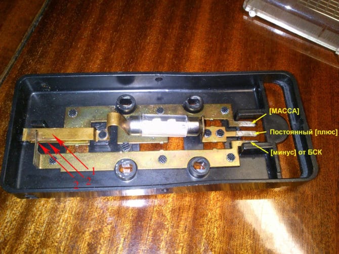 Contatti sul coperchio sull'interruttore sulla modalità