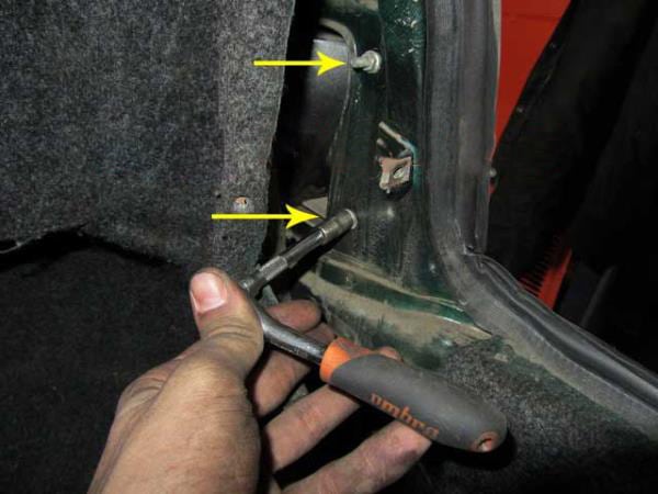 dadi di montaggio sul faro posteriore