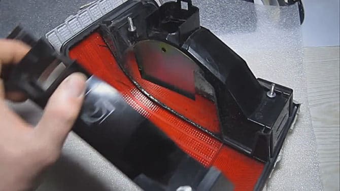 metà dal corpo alla lampada posteriore VAZ 2110