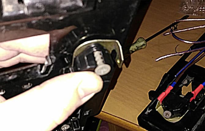 buồng có hai vít tự khai thác