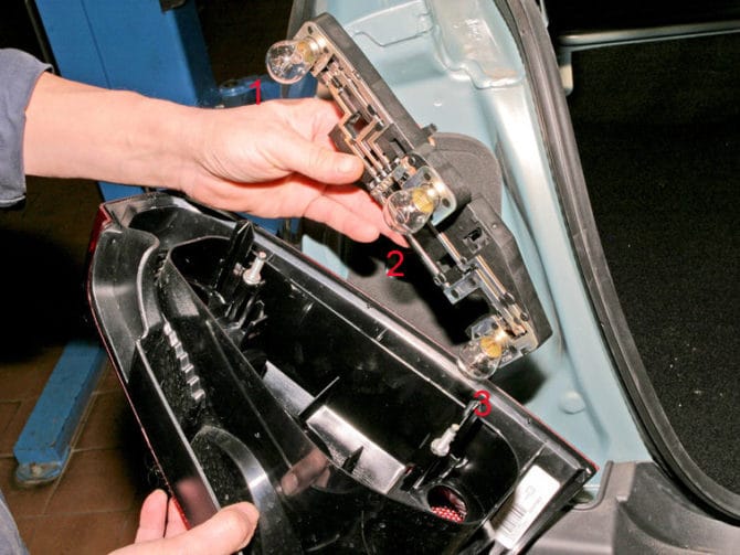 Tabellone segnapunti, lampada sopra di esso