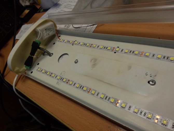 Come dirigere la lampada o versare dalla striscia LED