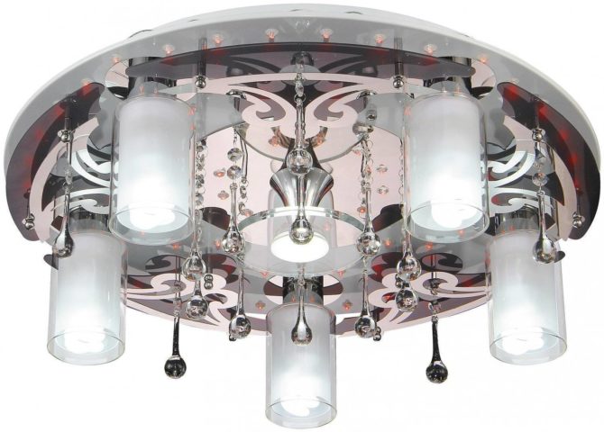 Izbor su tavanni lampi e polylei nella camera da letto in stile Liberty