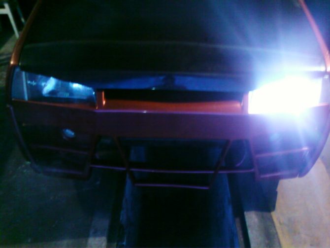 你指向哪个方向,哪个氙气灯被关闭或片刻