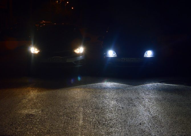 你指向哪个方向,哪个氙气灯被关闭或片刻