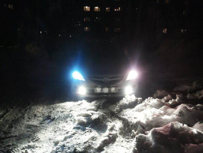 你指向哪个方向,哪个氙气灯被关闭或片刻