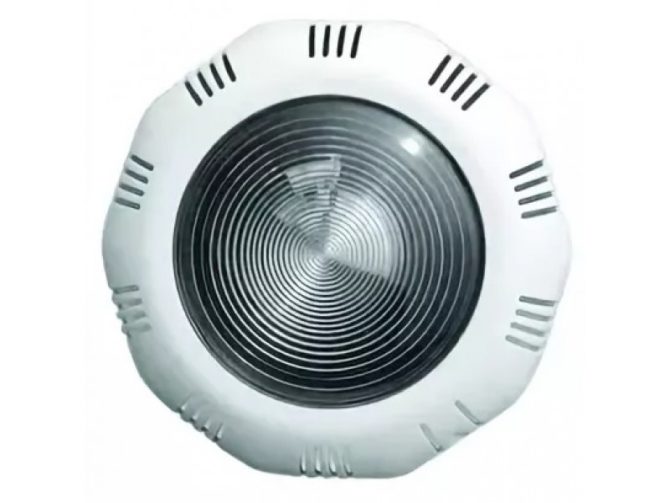 Quale riflettore sceglierai per la piscina