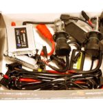 Istruzioni per l'installazione e il collegamento al bi-xeno in un'auto