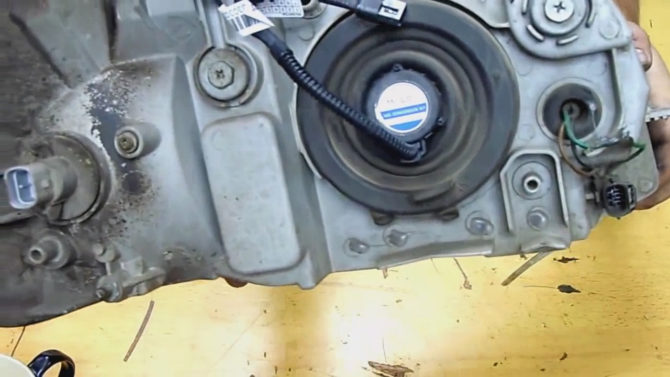 Istruzioni per l'installazione e il collegamento al bi-xeno in un'auto