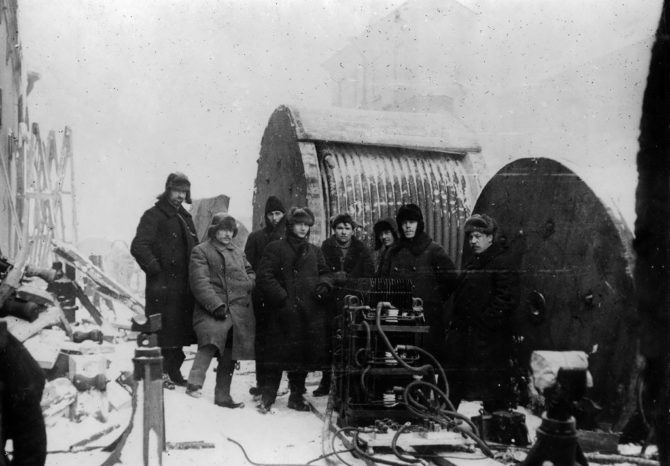 Điện xuất hiện ở Nga trong gia đình lúc mấy giờ?