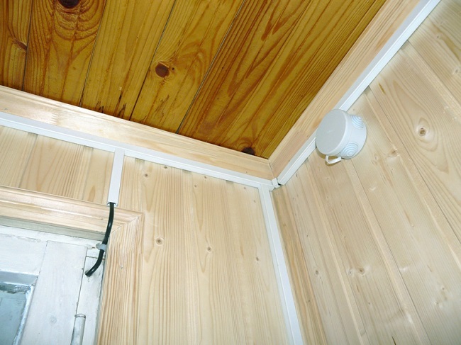 Led deg selv til kabelen på balkongen